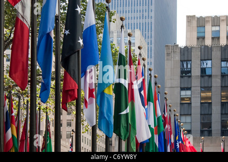 Una fila di bandiere internazionali provenienti da tutto il mondo nella città di New York. Foto Stock