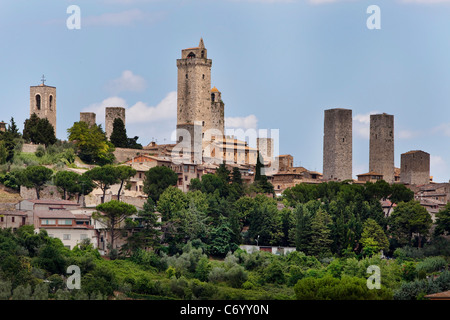 Vista di San Gimignano in Provincia di Siena, Toscana, Italia, con le sue famose torri Foto Stock