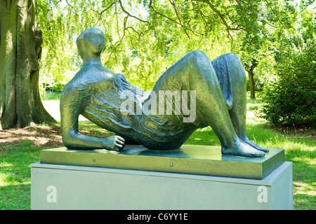 Henry Moore exhibition , moderna e contemporanea in sculture e statue , West  Giardino , Hatfield House 1953 drappeggiati figura distesa Foto stock -  Alamy