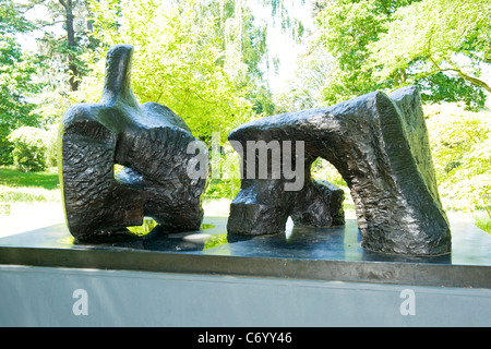 Henry Moore , moderna e contemporanea in sculture e statue , West Giardino , Hatfield House 1960 Due pezzo figura distesa n. 2 Foto Stock