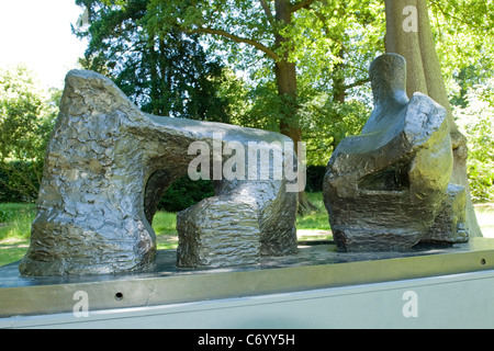 Henry Moore , moderna e contemporanea in sculture e statue , West Giardino , Hatfield House 1960 Due pezzo figura distesa n. 2 Foto Stock