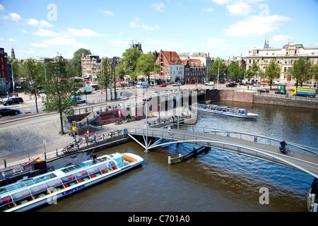 Battelli turistici e canali di acqua in Amsterdam, Paesi Bassi Foto Stock