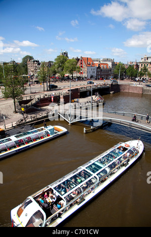 Battelli turistici e canali di acqua in Amsterdam, Paesi Bassi Foto Stock
