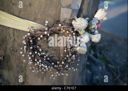 Omaggio floreale con orsacchiotto legato ad un albero per contrassegnare lo sport di un incidente di Chelsea. Foto Stock