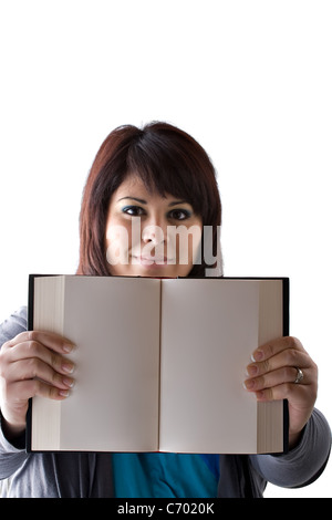 Un ventenne plus modello dimensioni tenendo in mano un libro con le pagine bianche e copyspace. Foto Stock