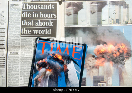 Giornali e ritagli di giornale intorno al tempo degli attacchi terroristici in America il 11 settembre 2001. Solo uso editoriale Foto Stock