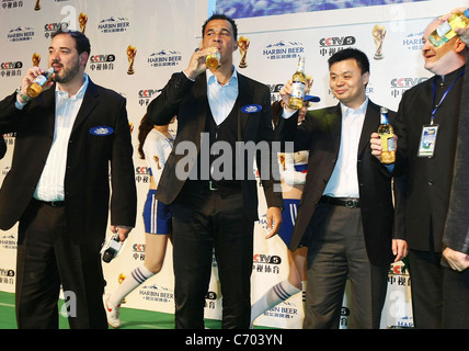 Coraggio olandese Holland's ex eroe di calcio Ruud Gullit è la tostatura la prossima Coppa del Mondo con l'evento ufficiale di birra. Il Foto Stock