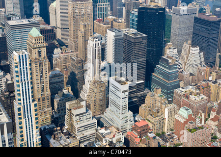 Guardando verso il basso su edifici di Manhattan dalla cima di Empire State Building di New York City Foto Stock