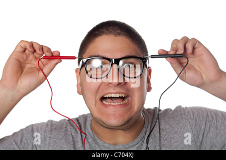 Un uomo goofy indossando occhiali nerd isolato su bianco con un espressione divertente sul suo volto. Foto Stock