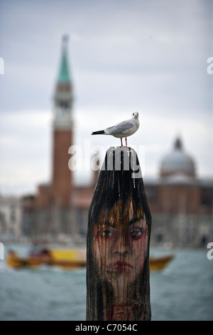 Faccia Grafitti tecnica sul posto accanto al Canale di San Marco, Venezia Foto Stock