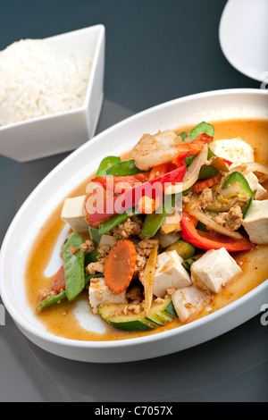 Fresco il cibo tailandese stir fry con tofu e bianco di riso al gelsomino. Foto Stock