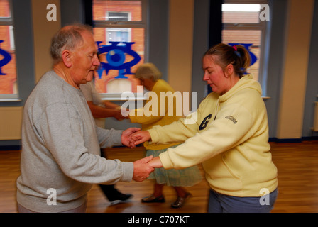 Le persone che assumono in un ballo di classe per persone con fisico e difficoltà di apprendimento, Grimsby, Lincolnshire, Regno Unito. Foto Stock