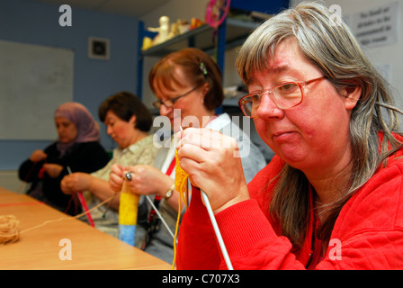 Le donne che prendono parte a una classe di lavorazione a maglia per persone con fisico e difficoltà di apprendimento, Grimsby, Lincolnshire, Regno Unito. Foto Stock