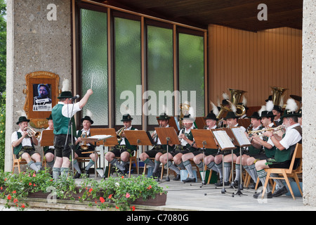 Ruhpolding, Baviera, Germania, Europa. Concerto all'aperto con la città locale fascia giocare nel tradizionale costume bavarese Foto Stock