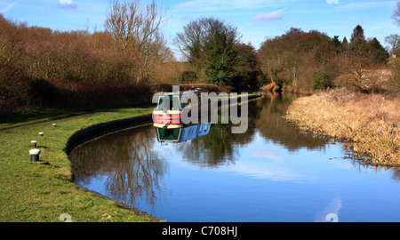 Narrowboat ormeggiato sul Staffordshire e Worcestershire Canal, Wolverley, Worcestershire, Inghilterra, Europa Foto Stock