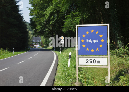 Strada per il Belgio con UE confine belga segno Belgique. Granducato del Lussemburgo, l'Europa. Foto Stock