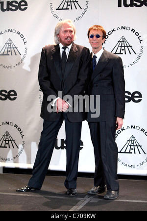 Barry Gibb e Robin Gibb dei Bee Gees venticinquesima edizione del Rock and Roll Hall Of Fame cerimonia di induzione - Sala stampa presso il Waldorf Foto Stock