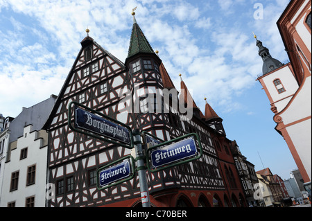 Vecchia strada tedesco segni con un antico tedesco scrittura da Rathaus Fulda Hesse in Germania Deutschland Foto Stock