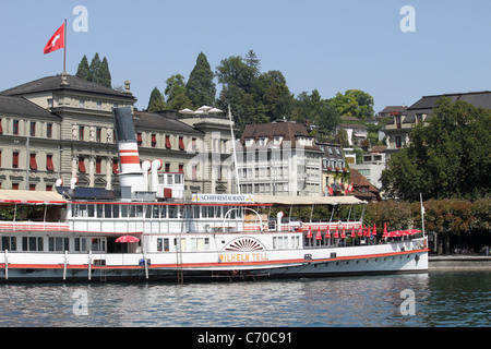 Wilhelm Tell, convertito battello a vapore, ora un ristorante statico sul Lago di Lucerna a Lucerna in Svizzera. Foto Stock