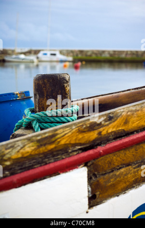 La corda avvolta attorno al dock in legno post Foto Stock