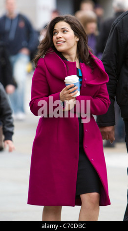 America Ferrera America Ferrera e Eric Mabius riprese sulla posizione per l'ultimo episodio di 'Ugly Betty' in Trafalgar Square. Foto Stock