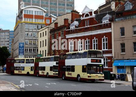 Autobus a due piani su Colston Avenue nel centro di Bristol, Inghilterra, Regno Unito Foto Stock