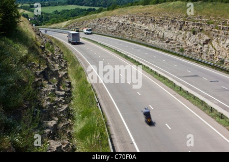 Il traffico sulla A417 a doppia carreggiata vicino Cirenceter Foto Stock