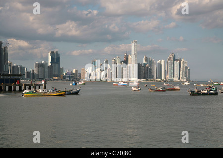 Vista panoramica della città di Panama, Panama, come si vede dalla cinta Costera, attraverso la baia di Panama. Foto Stock