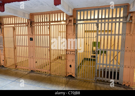 Celle di prigione nel principale cellhouse presso la prigione di Alcatraz, Isola di Alcatraz e la baia di San Francisco, California, Stati Uniti d'America. JMH5238 Foto Stock