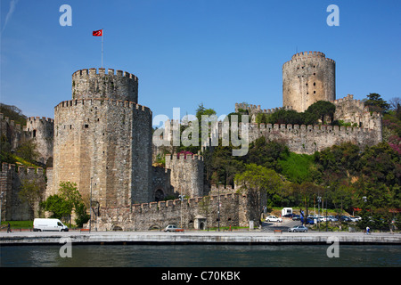 Il Rumeli Hisari (fortezza) sul punto più stretto del Bosforo, nella parte europea di Istanbul, Turchia. Foto Stock