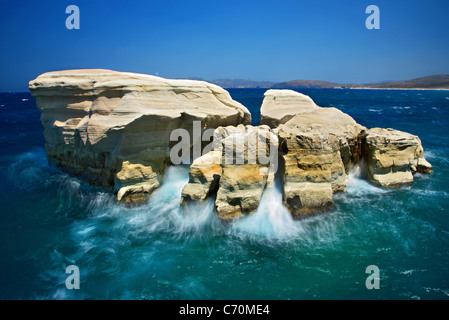 Una lunga esposizione colpo di alcune rocce in Sarakiniko beach, solo per dare l'impressione di "nascita di un'isola". Milos, Grecia Foto Stock