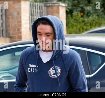 Jack Tweed lascia la sua casa per andare a un vicino da palestra in Chigwell, Essex. Una targhetta elettronica è chiaramente visibile sulla sua caviglia sinistra. Foto Stock