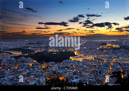 Vista panoramica della città di Atene dal Colle Lycabettus, dopo il tramonto. La Grecia Foto Stock