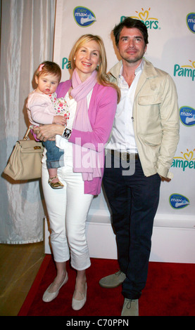 Matthew Settle, Kelly Rutherford e la figlia Elena, al Pampers Dry Max launch party a Helen Mills Theatre di New York City, Foto Stock