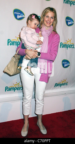 Kelly Rutherford e la figlia Elena, al Pampers Dry Max launch party a Helen Mills Theatre di New York City, Stati Uniti d'America - 18.03.10 Foto Stock