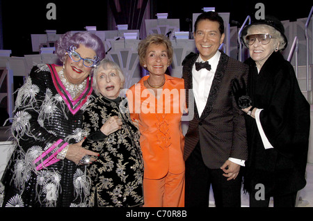 Dame Edna Everage, Celeste Holm, giudice Judy Sheindlin, Michael Feinstein e Elaine Stritch backstage, apertura notturna del 'dame Foto Stock