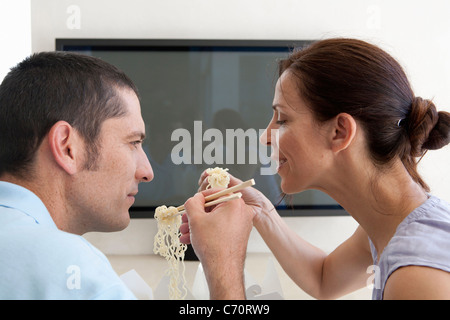 Paio mangiare cinese di estrarre Foto Stock