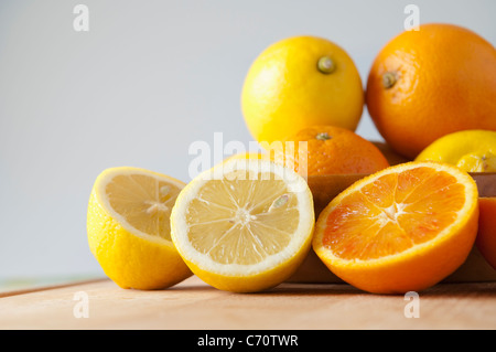 Fette di arance e di limoni Foto Stock