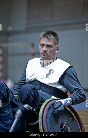 Uomo in sedia a rotelle la riproduzione di sport al coperto Foto Stock