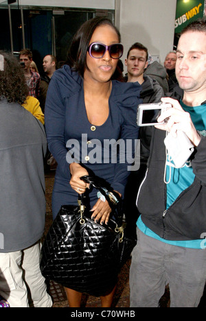 Alexandra Burke sporting nuove estensioni di capelli al di fuori del Capital Radio Studios di Londra - Inghilterra - 19.03.10 Foto Stock