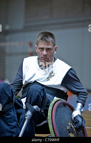 Uomo in sedia a rotelle la riproduzione di sport al coperto Foto Stock