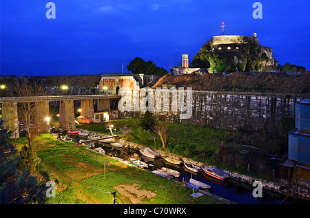 La Grecia, Corfù (o 'CORFU') isola. La vecchia fortezza e il canale chiamato 'Contrafossa', che lo separa dalla città vecchia Foto Stock