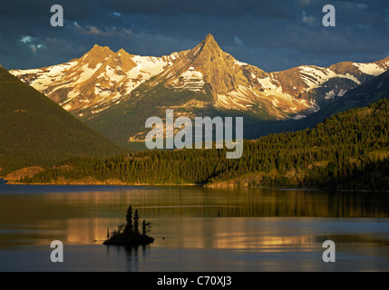 Santa Maria del Lago e Wild Goose isola poco dopo l'alba; il Glacier National Park Montana. Foto Stock