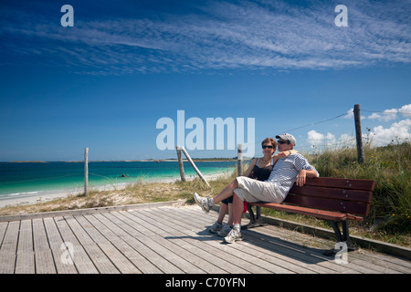 Un paio di turisti ammirate il mare Celtico (Bretagna - Francia). Coppia de touristes admirant la Mer Celtique (Francia). Foto Stock