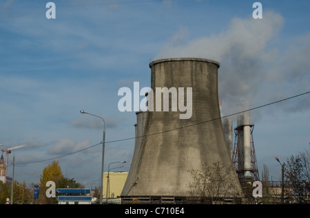 La stazione di potenza di riscaldamento di Mosca. Tubi da cui vi è un fumo contro il cielo blu scuro. Foto Stock