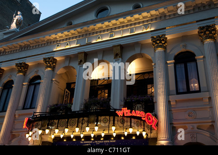 Il mago di Oz al Teatro Palladium nel West End, illuminate nella notte in Argyll Street; Oxford Street; Londra; Inghilterra; Regno Unito Foto Stock