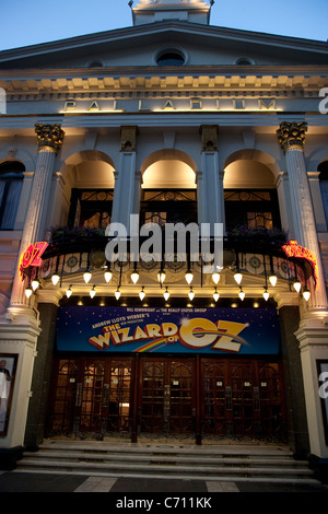 Il mago di Oz al Teatro Palladium nel West End, illuminate nella notte in Argyll Street; Oxford Street; Londra; Inghilterra; Regno Unito Foto Stock