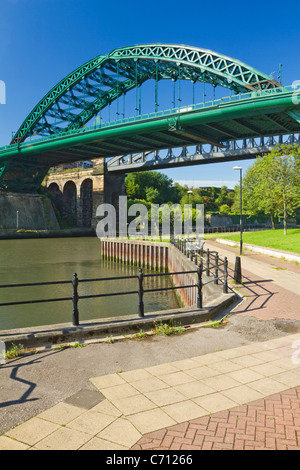 Il Wearmouth road e dalla stazione ferroviaria di ponti sul fiume indossare a Sunderland, Tyne and Wear, Inghilterra Foto Stock