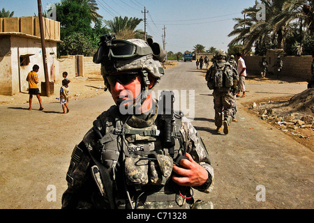 Il personale Sgt. Ty Vincent, da Hackberry, La., un leader di squadra in società F, 3° Battaglione, 227th reggimento di aviazione, 1° Brigata di cavalleria, 1a divisione di cavalleria, Division-Baghdad multinazionali, veglia su i suoi soldati come essi conducono una pattuglia di presenza di una piccola città vicino a Camp Taji, Iraq, Sett. 18. Foto Stock