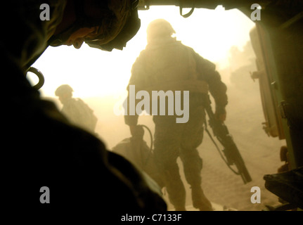 Stati Uniti Army Spc. Jeffery Moore (a sinistra) si prepara a uscire da un M 2 di combattimento Bradley veicolo a Camp Ar Ramadi, Iraq, a seguito di un raid nel quartiere Tameem di Ramadi, Iraq, sul Sett. 3, 2006. Moore è assegnato al Bravo Company, 2° Battaglione, 6° Reggimento di Fanteria, 1° Divisione Corazzate. DoD foto di Tech. Sgt. Jeremy T. serratura, U.S. Air Force. (Rilasciato) Foto Stock
